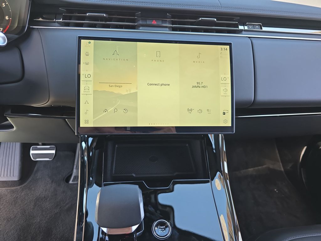 New 2026 White Land Rover Dynamic SE image 21
