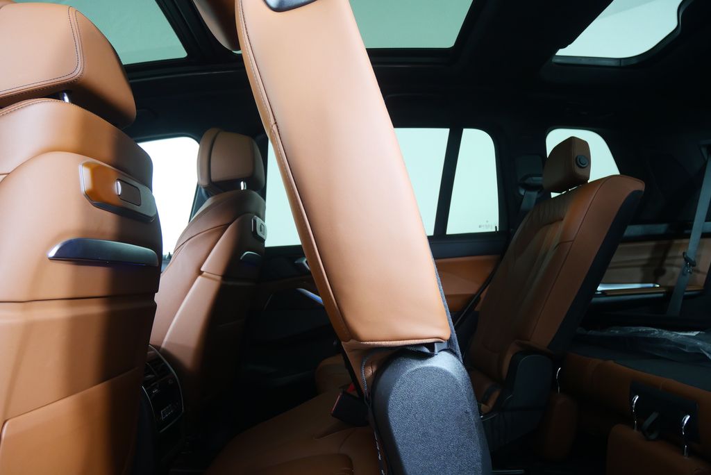 Thumbnail: 2025 BMW X7 - 18