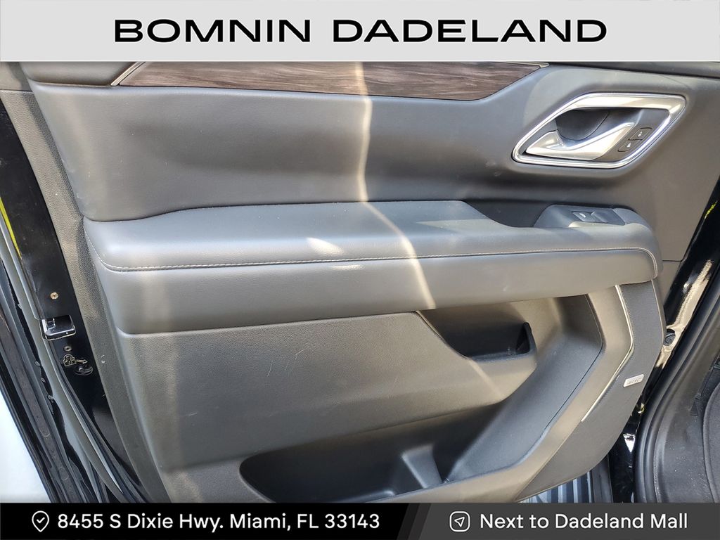 2023 Chevrolet Suburban LT photo