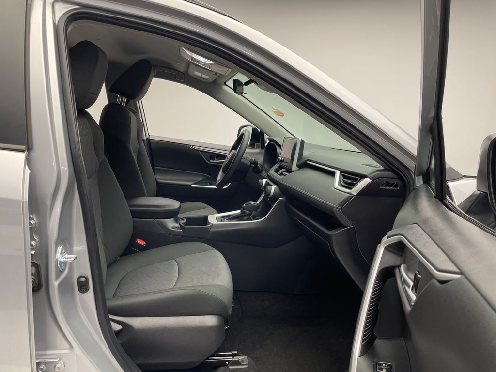 2024 Toyota RAV4 XLE 17