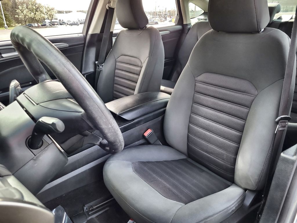 2017 Ford Fusion SE 13