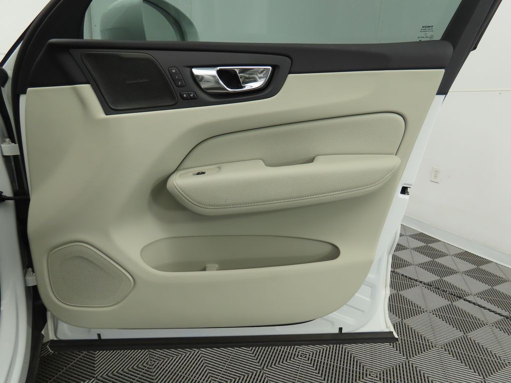 Thumbnail: 2019 Volvo XC60 - 25