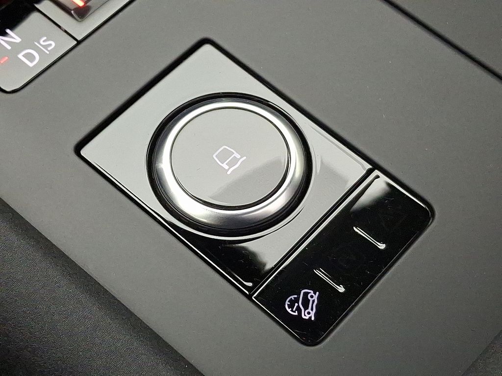 Thumbnail: 2024 Land Rover Discovery - 29