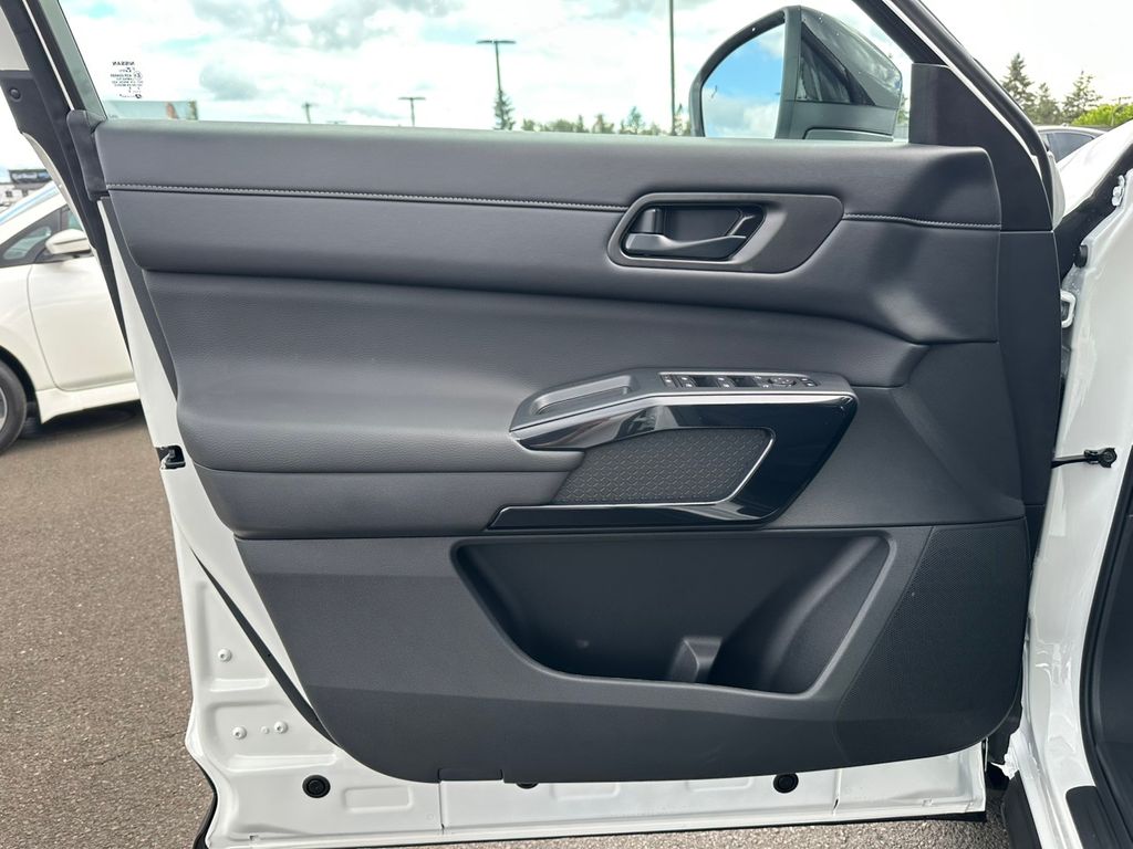 2025 Nissan Pathfinder S