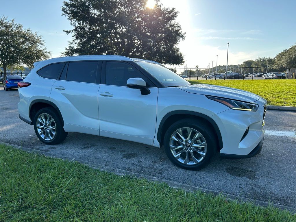 Thumbnail: 2023 Toyota Highlander - 7
