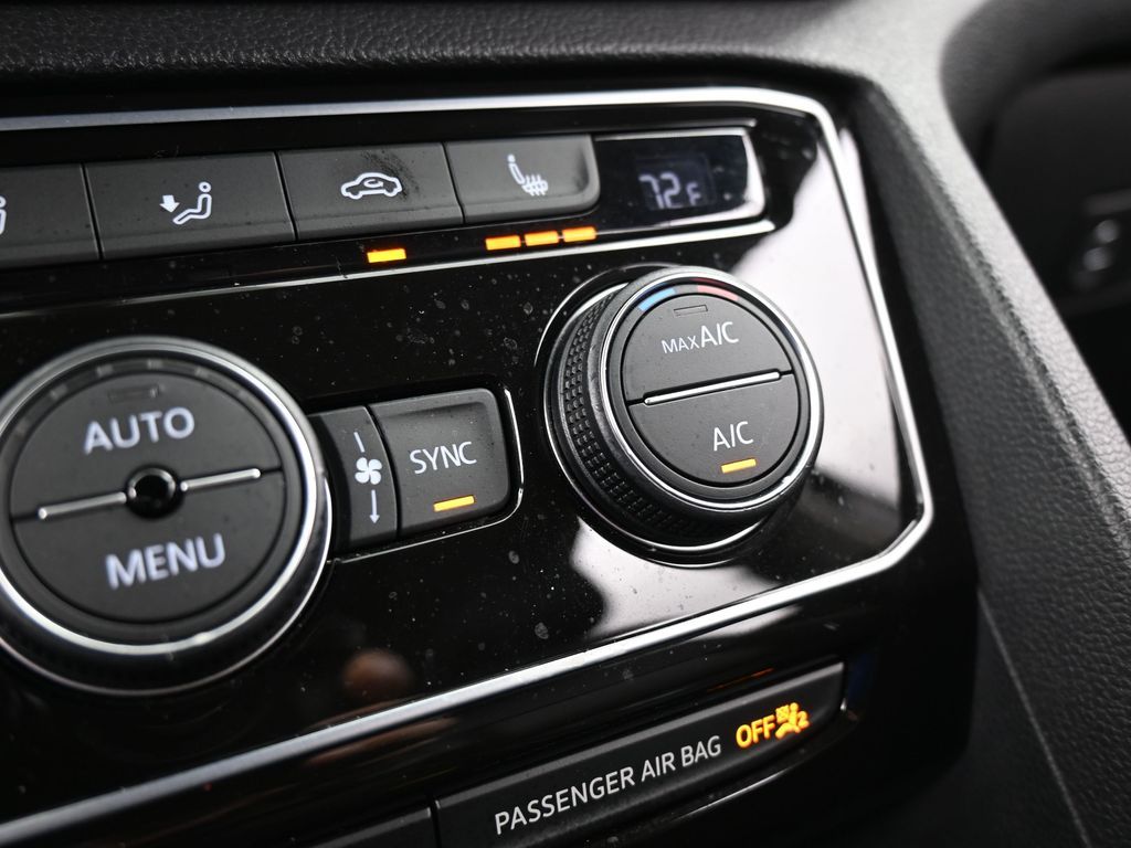 Used 2022 Deep Black Volkswagen 3.6L V6 SE w/Technology image 26