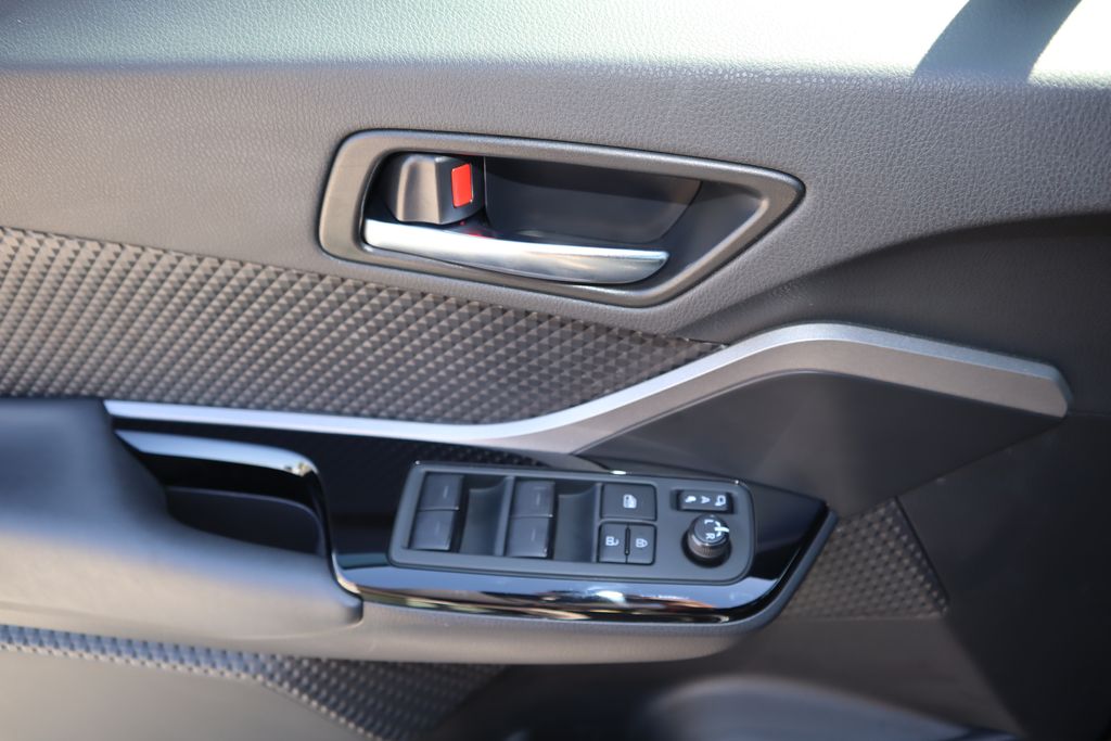 2022 Toyota C-HR XLE 22