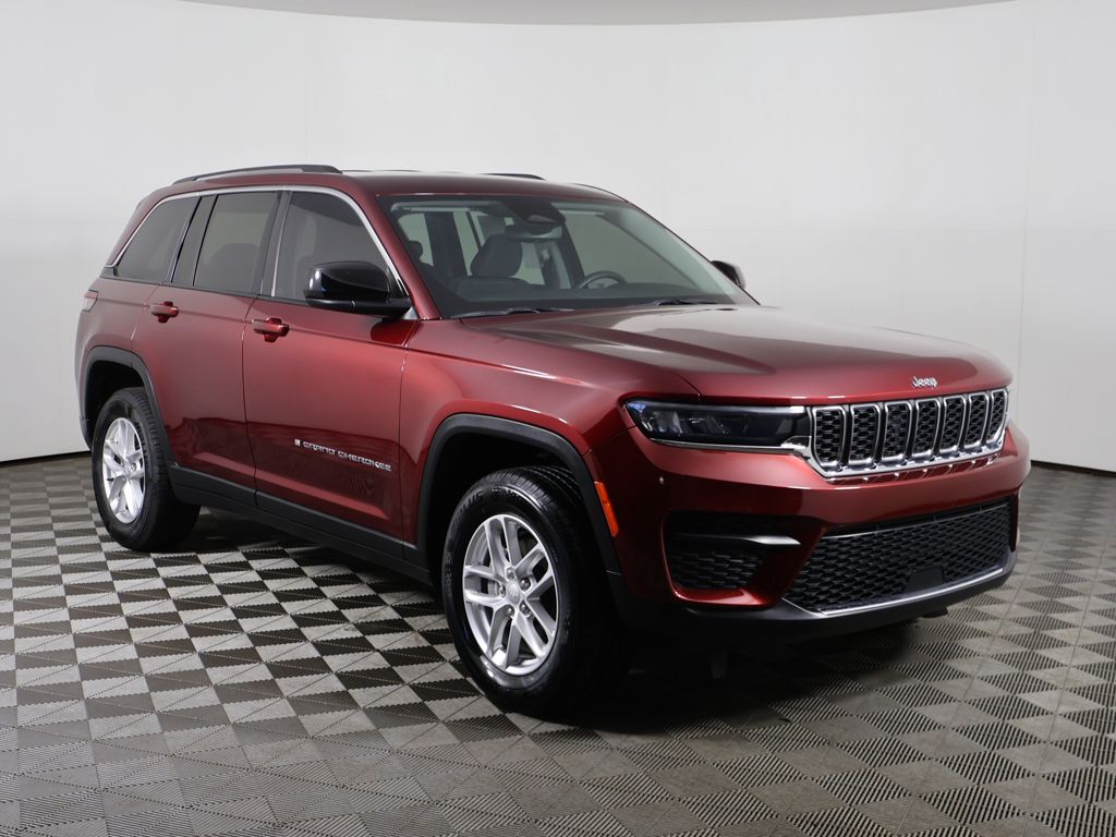 Used 2023 Red Jeep Laredo image 2
