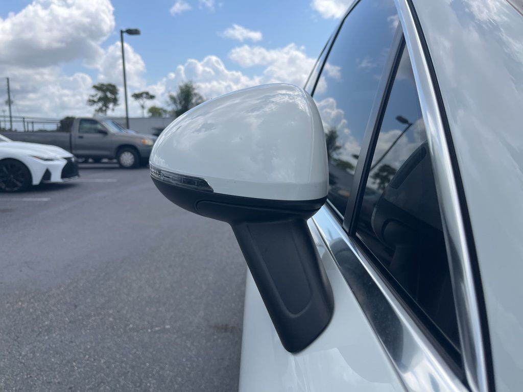 Thumbnail: 2017 Porsche Macan - 14