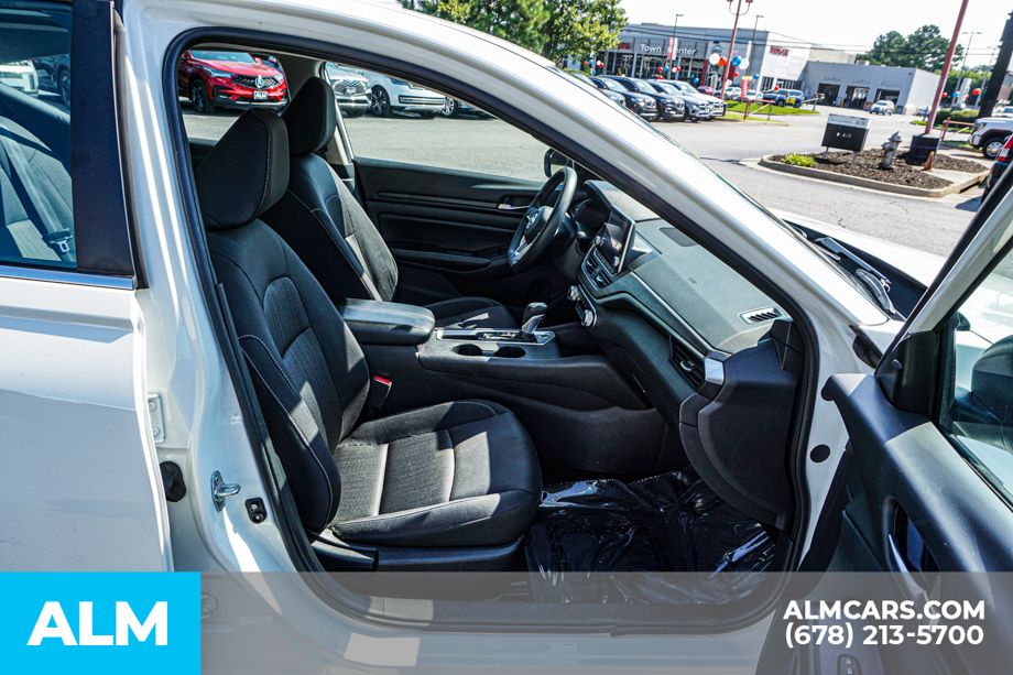 Used 2025 White Nissan 2.5 SV image 22