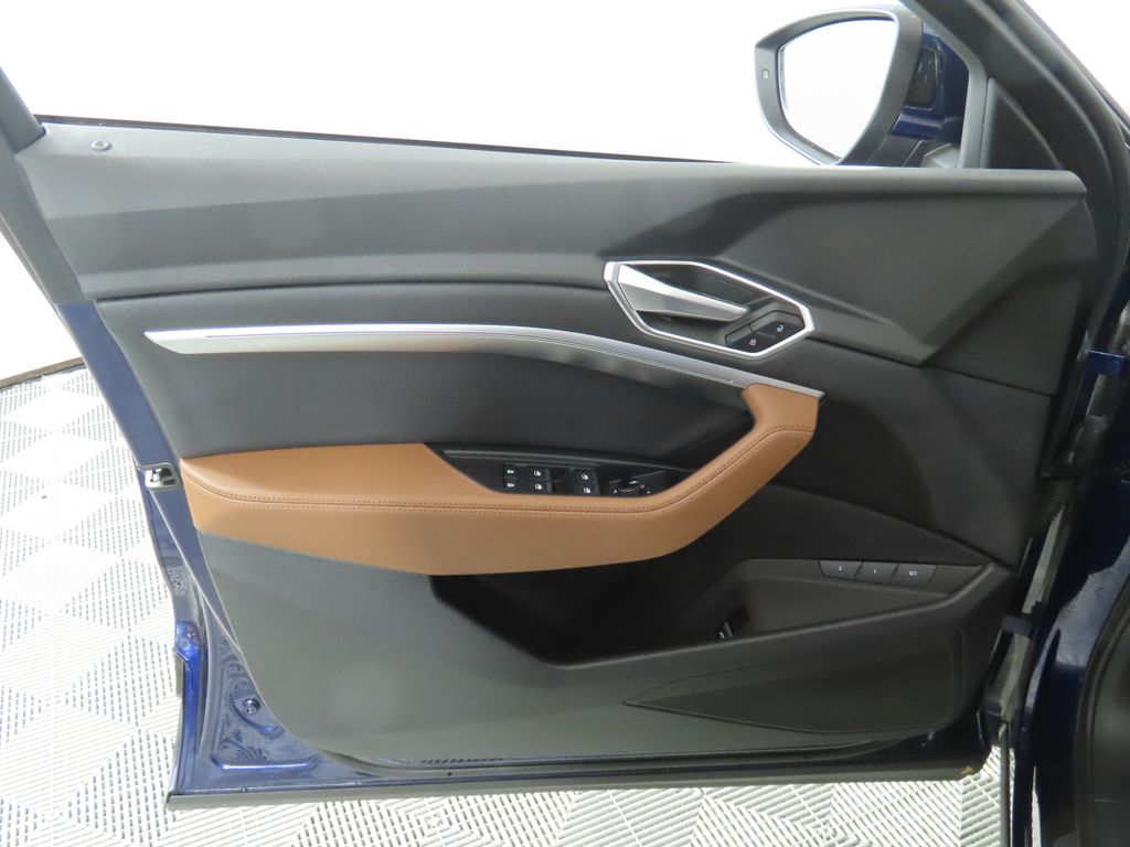 Thumbnail: 2022 Audi e-tron - 29