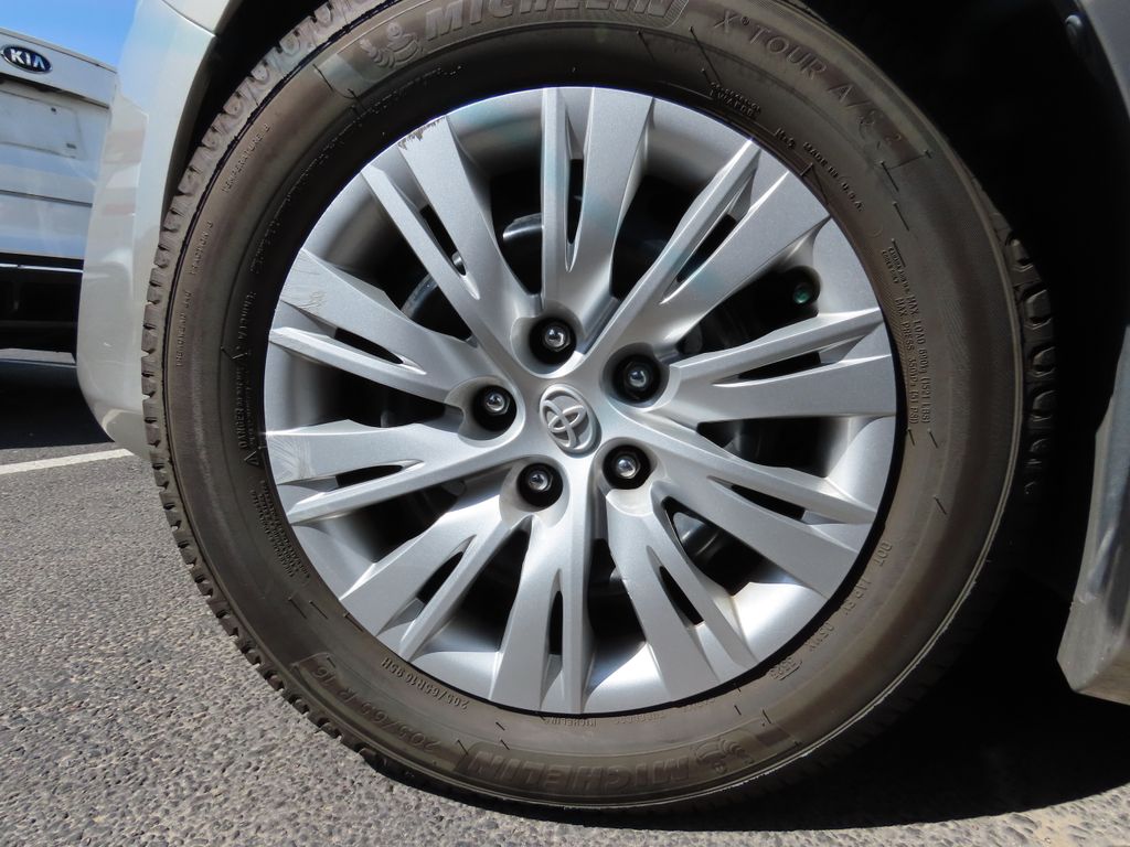 2013 Toyota Camry LE 16