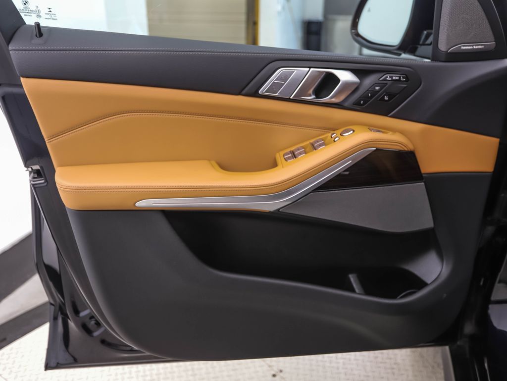 Thumbnail: 2021 BMW X7 - 10