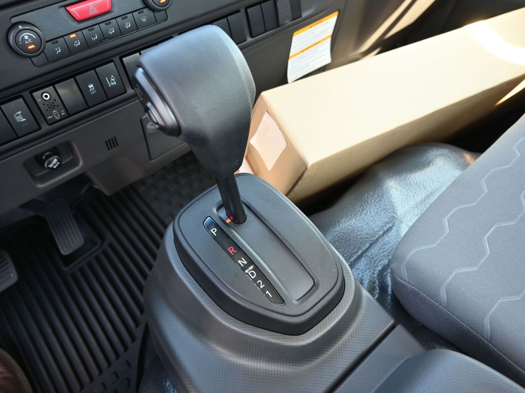 2025 Isuzu NRR 