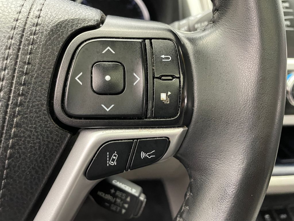 Thumbnail: 2019 Toyota Highlander - 23
