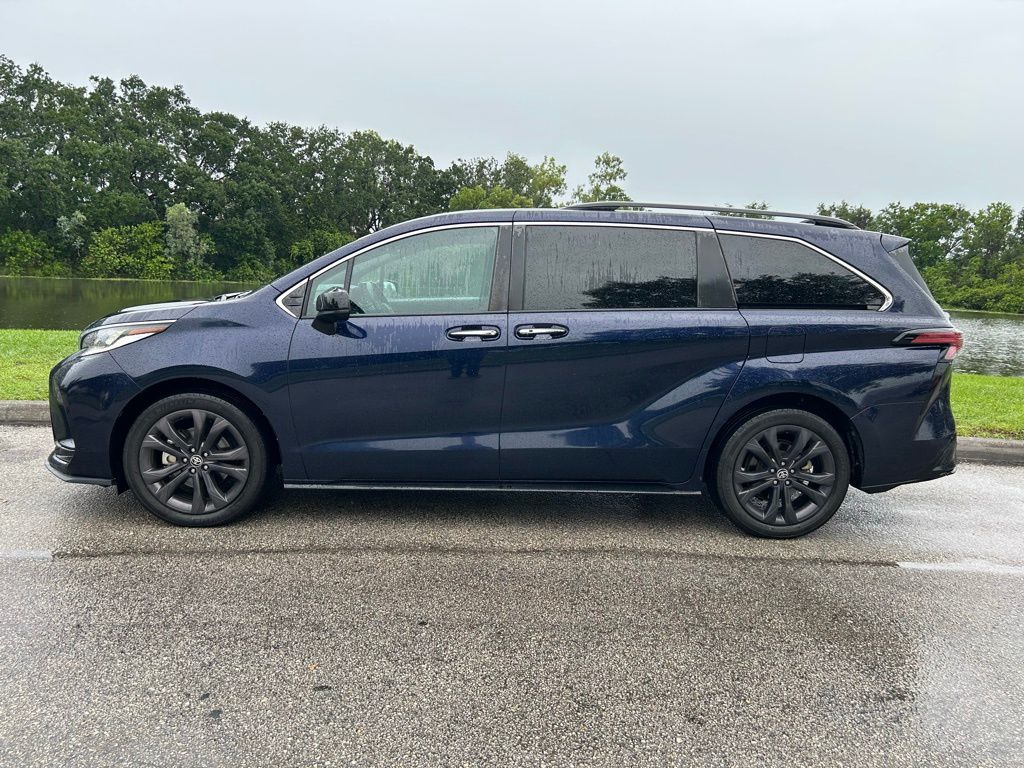 2022 Toyota Sienna XSE 2