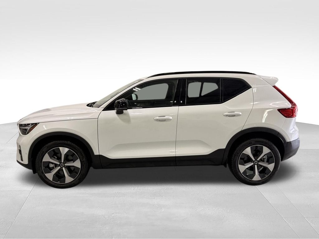 Thumbnail: 2026 Volvo XC40 - 2