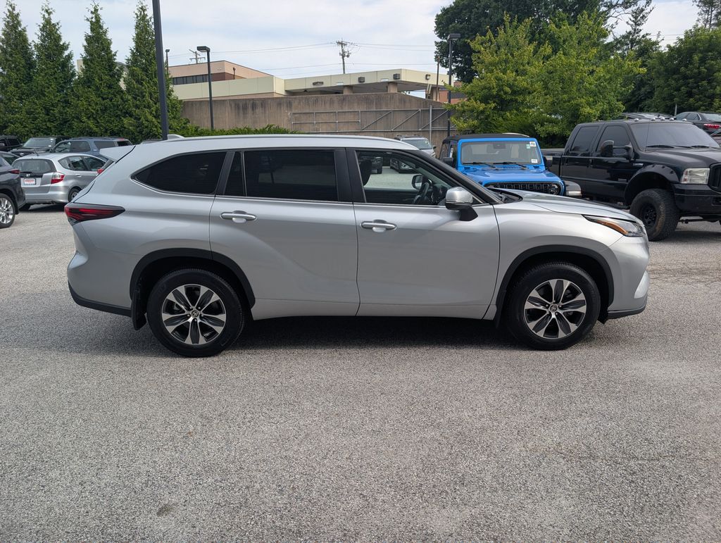 Used 2025 Silver Toyota XLE image 27