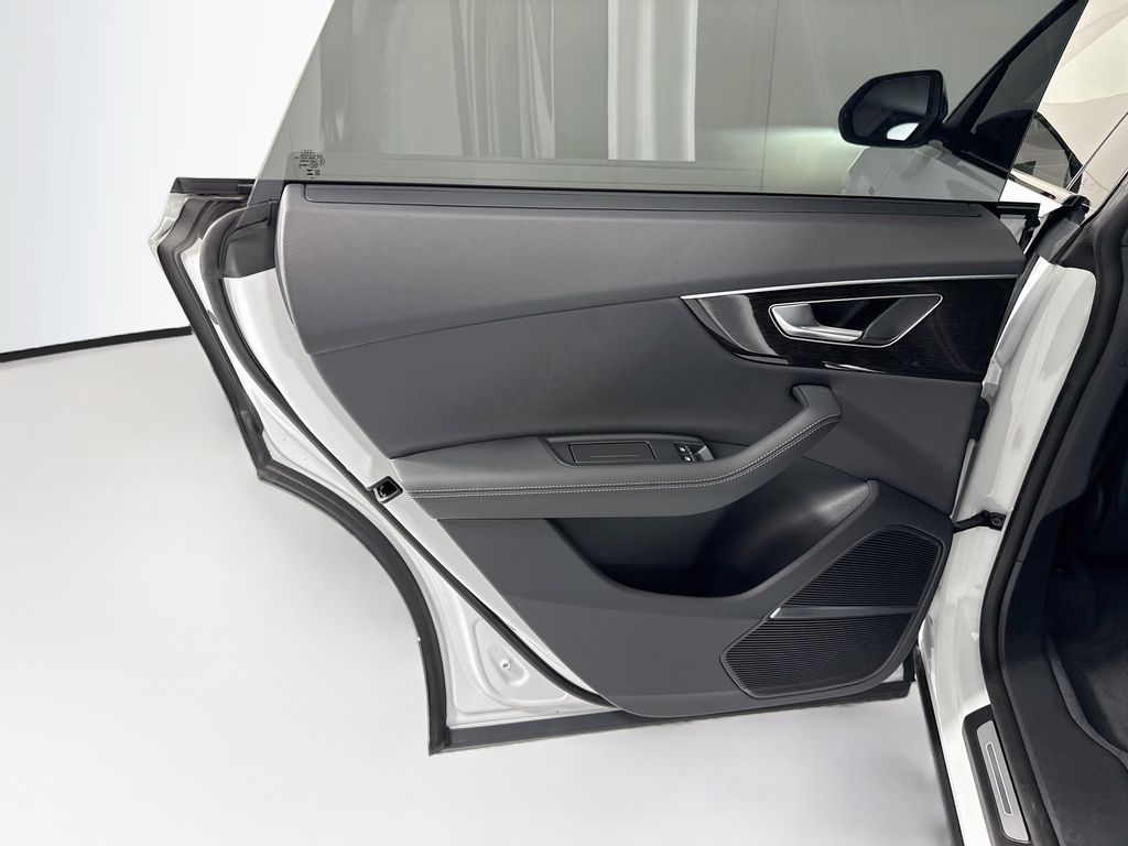 Thumbnail: 2026 Audi Q8 - 28