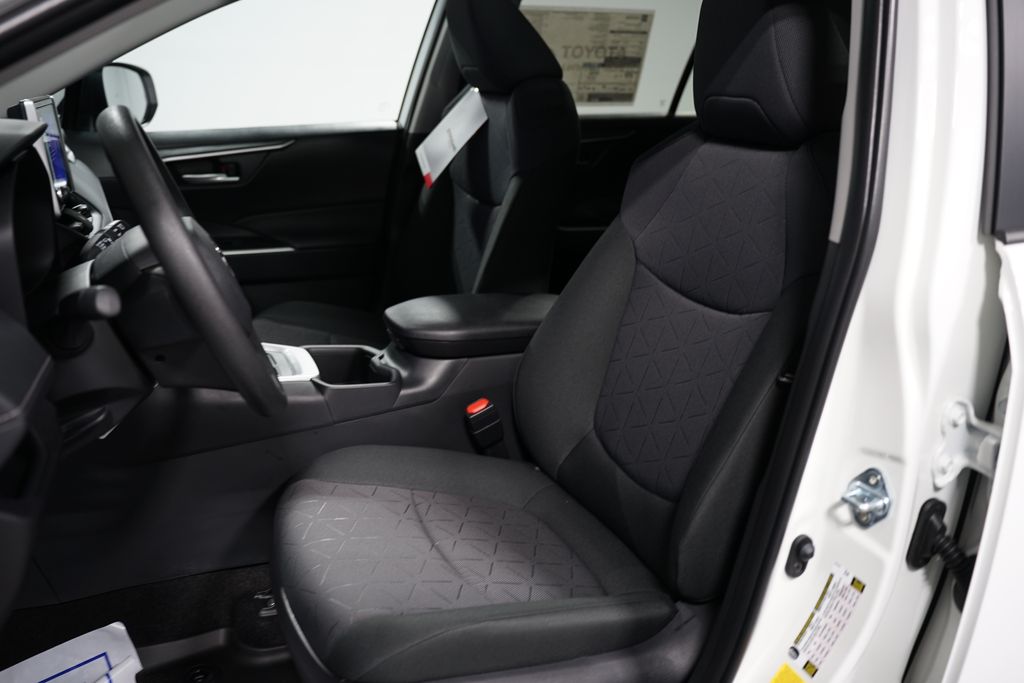 2025 Toyota RAV4 XLE 27