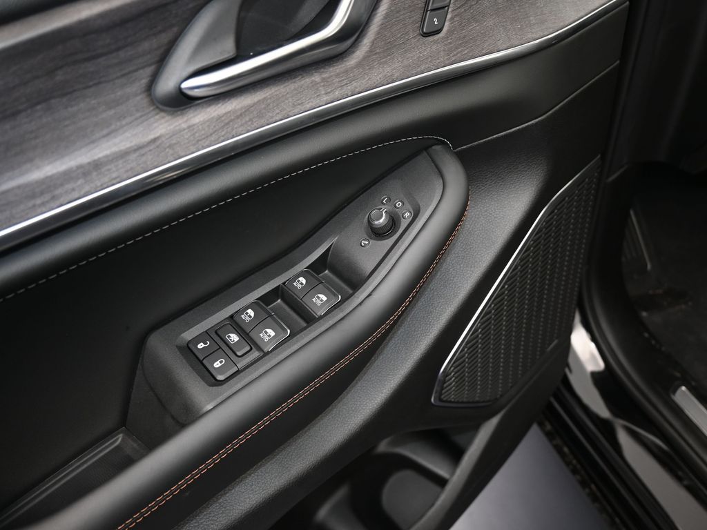 New 2025 Diamond Black Crystal Pearlcoat Jeep Overland image 14