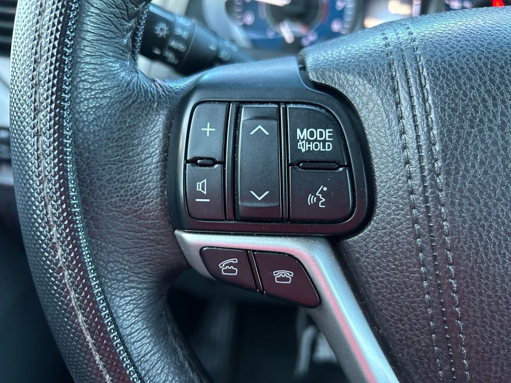 Thumbnail: 2017 Toyota Sienna - 21