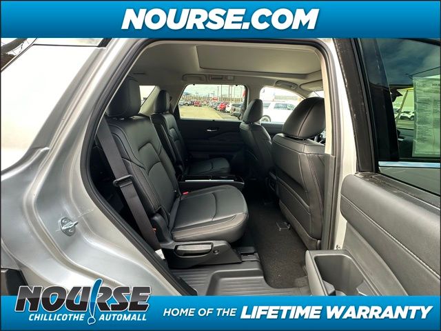 2025 Nissan Pathfinder SL photo