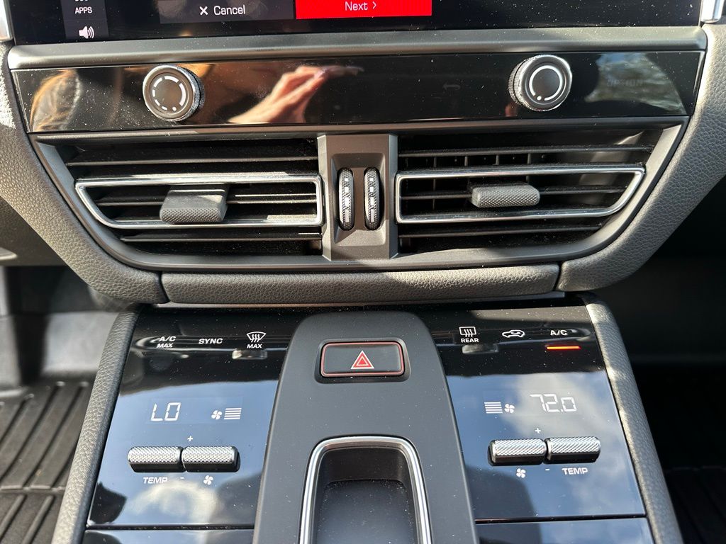 Thumbnail: 2023 Porsche Macan - 25