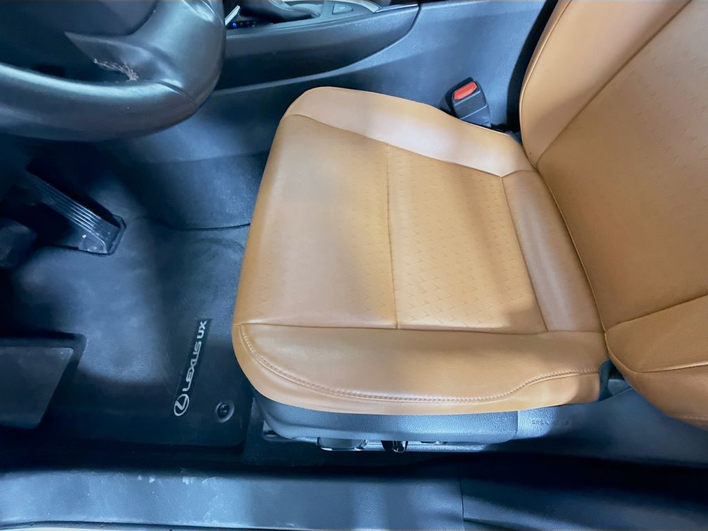 Thumbnail: 2020 Lexus UX - 18