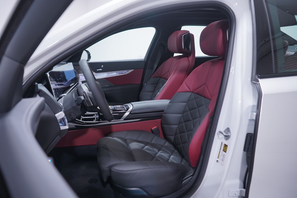Thumbnail: 2025 BMW 7 Series - 7
