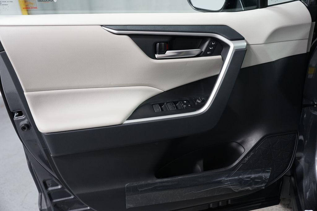 Thumbnail: 2025 Toyota RAV4 - 31