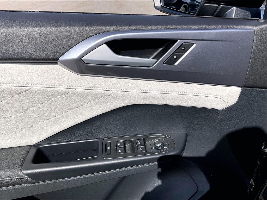 2025 Volkswagen Taos — photo 37