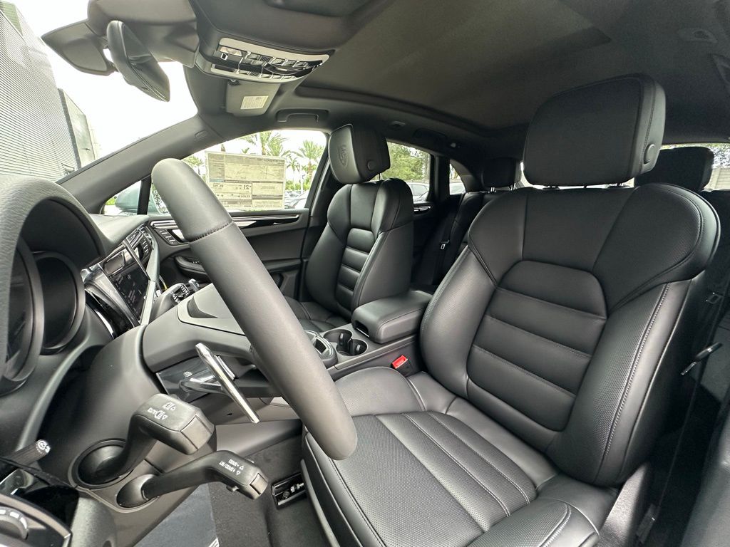 Thumbnail: 2025 Porsche Macan - 5