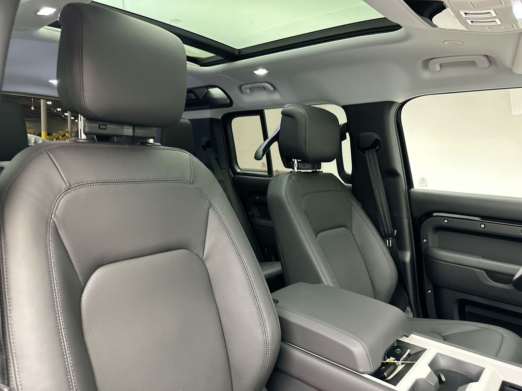 2025 Land Rover Defender 110 5
