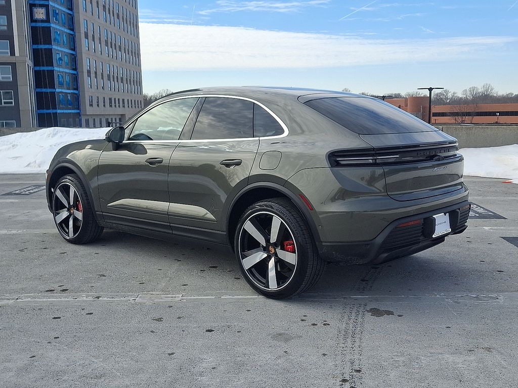 Thumbnail: 2026 Porsche Macan - 3