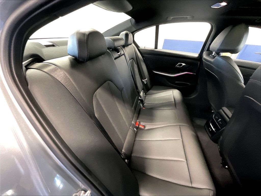 2025 BMW 3 Series — photo 16