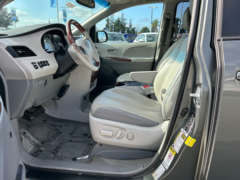 2014 Toyota Sienna XLE 11