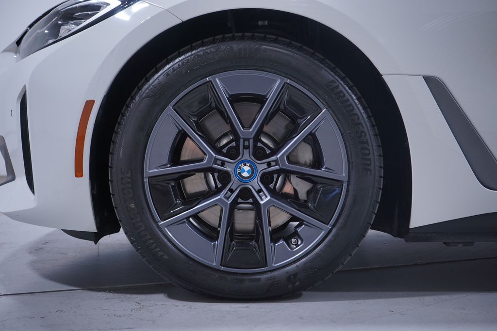 Thumbnail: 2023 BMW i4 - 2