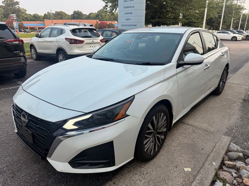 Pearl White Tricoat 2023 Nissan Altima Sedan Front-Wheel Drive Continuously Variable Transmission