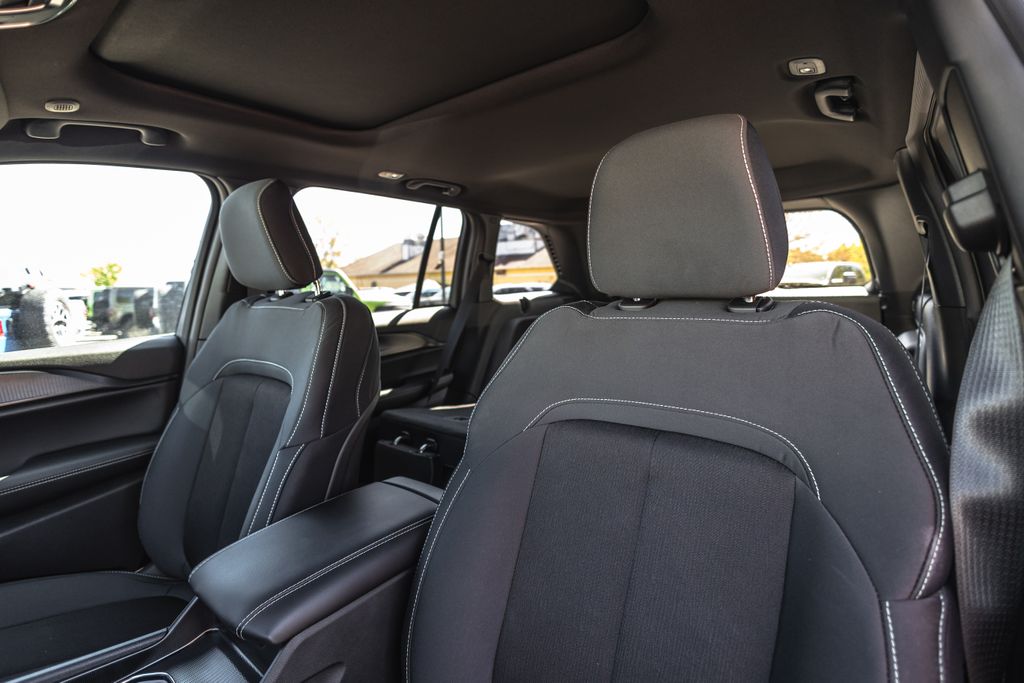 2026 Jeep Grand Cherokee Laredo X thumbnail 18
