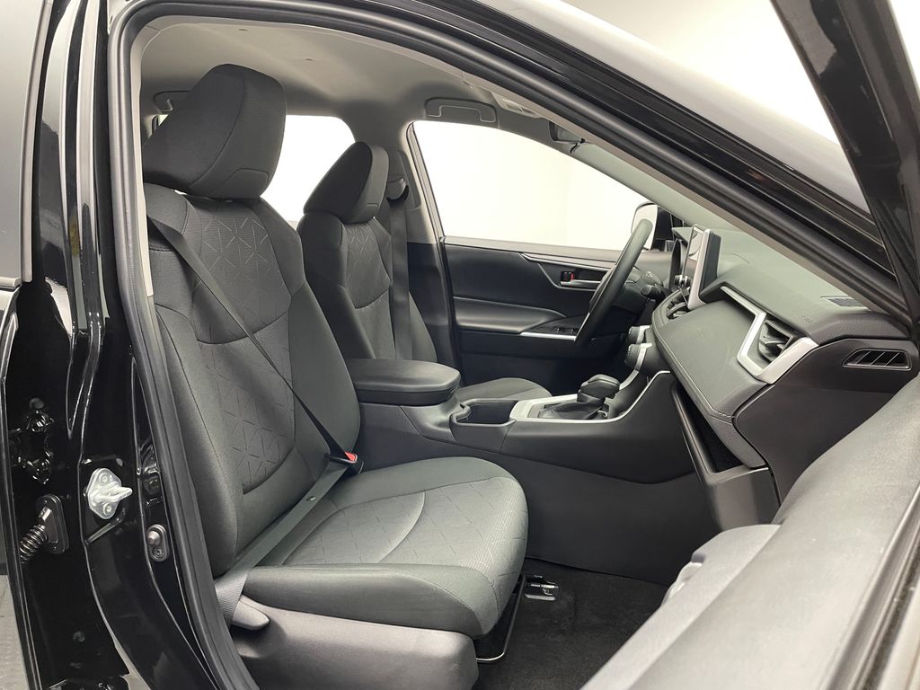 2024 Toyota RAV4 XLE 18