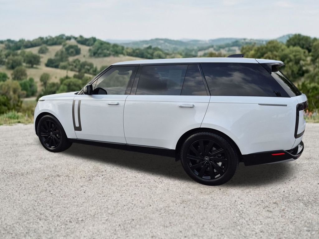 Used 2024 White Land Rover SE image 6