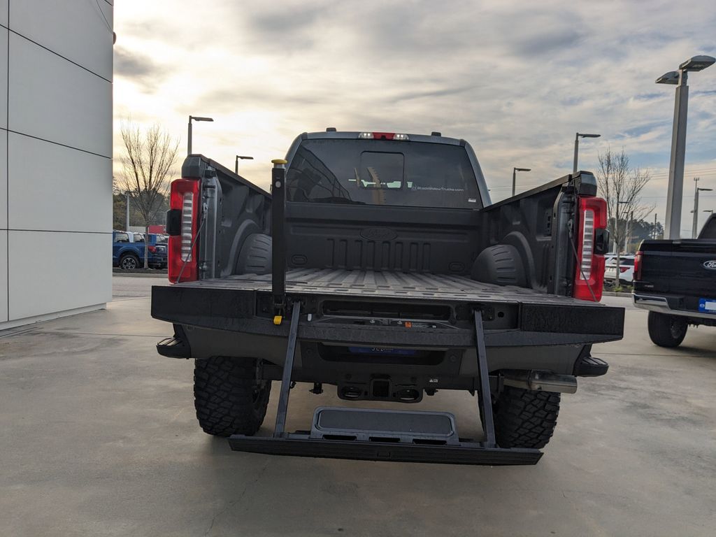2024 Ford F-250 Super Duty Black Widow