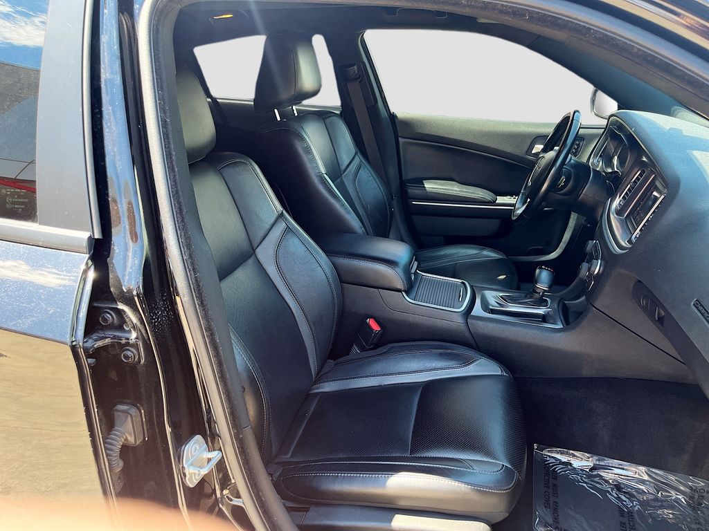 Used 2022 Black Dodge SXT image 27