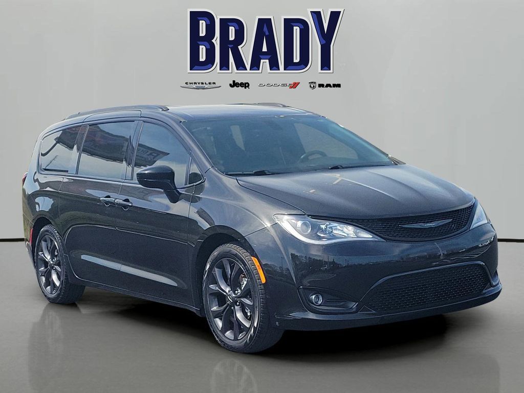 Brilliant Black Crystal Pearlcoat 2019 Chrysler Pacifica Touring L Plus FWD Minivan Front-Wheel Drive 9-Speed Automatic