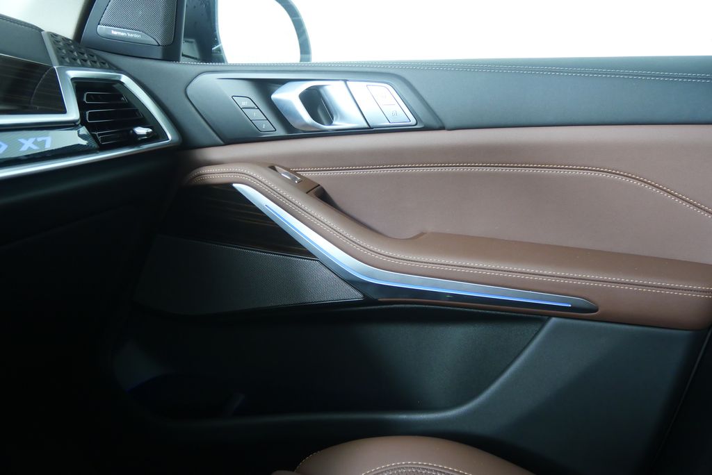 Thumbnail: 2026 BMW X7 - 30