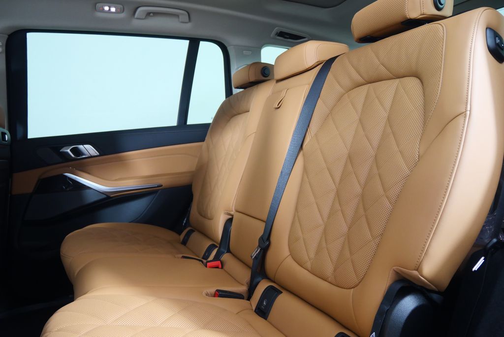 Thumbnail: 2026 BMW X7 - 15