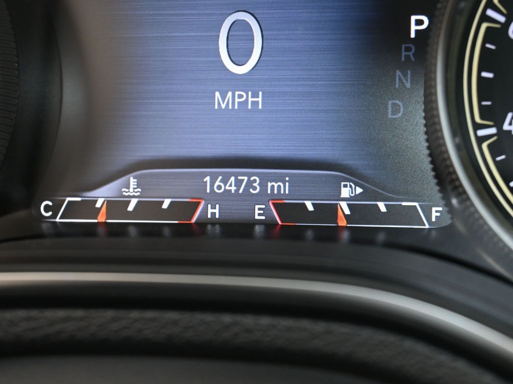 Used 2022 Bright White Clearcoat Jeep Latitude Lux image 31