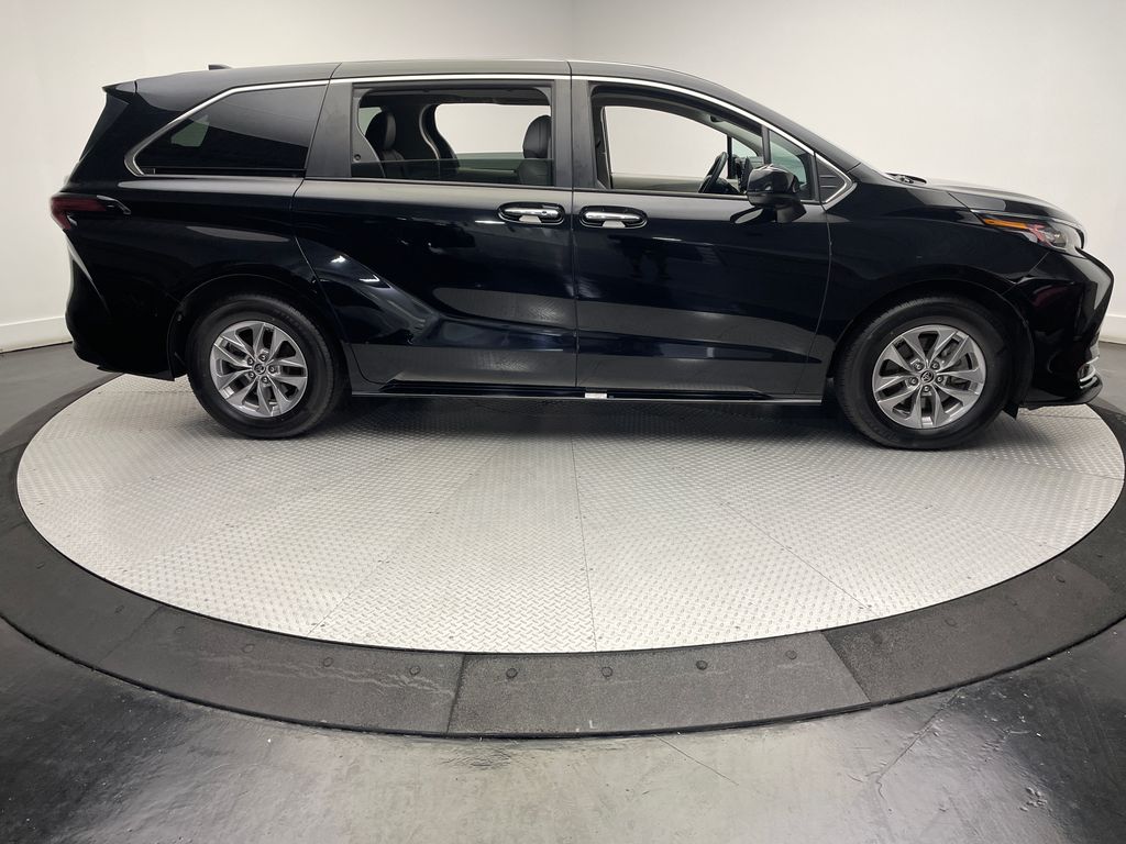 Thumbnail: 2022 Toyota Sienna - 4