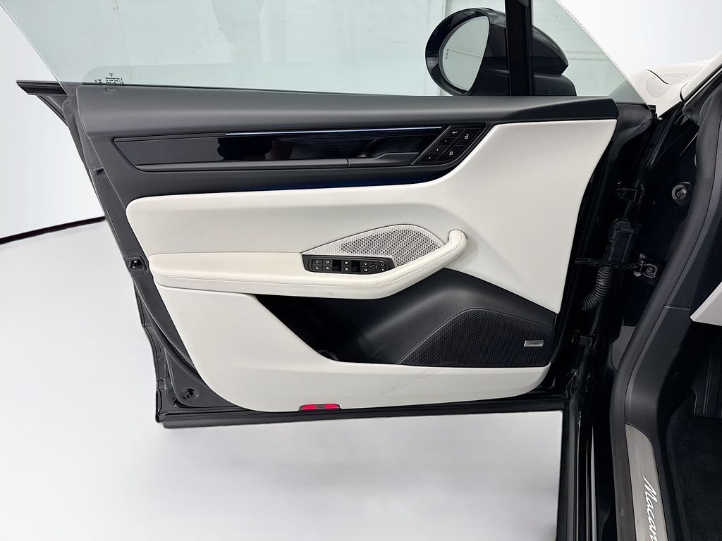 Thumbnail: 2024 Porsche Macan - 24